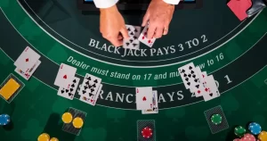 在游戏中，玩家需要根据手中的牌和庄家的明牌来做出合理的决策